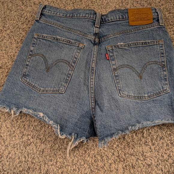 Levis Ribcage Short - Picture 3 of 5